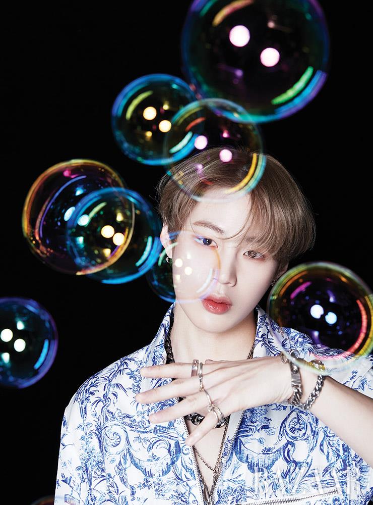 점프수트는 Dior. 볼드한 체인 목걸이는 H.R. 아래 착용한 체인 목걸이, 체인 팔찌는 모두 Sewn Swen. 체인 뱅글은 Luciente. 너클 반지는 Hustad. 로고 반지는 Dior.