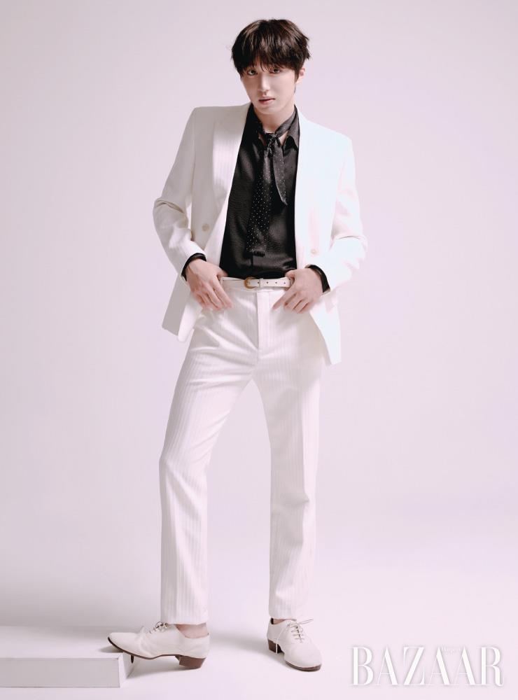 찬희가 입은 재킷, 셔츠, 팬츠, 스카프, 벨트, 슈즈는 모두 Saint Laurent by Anthony Vaccarello.