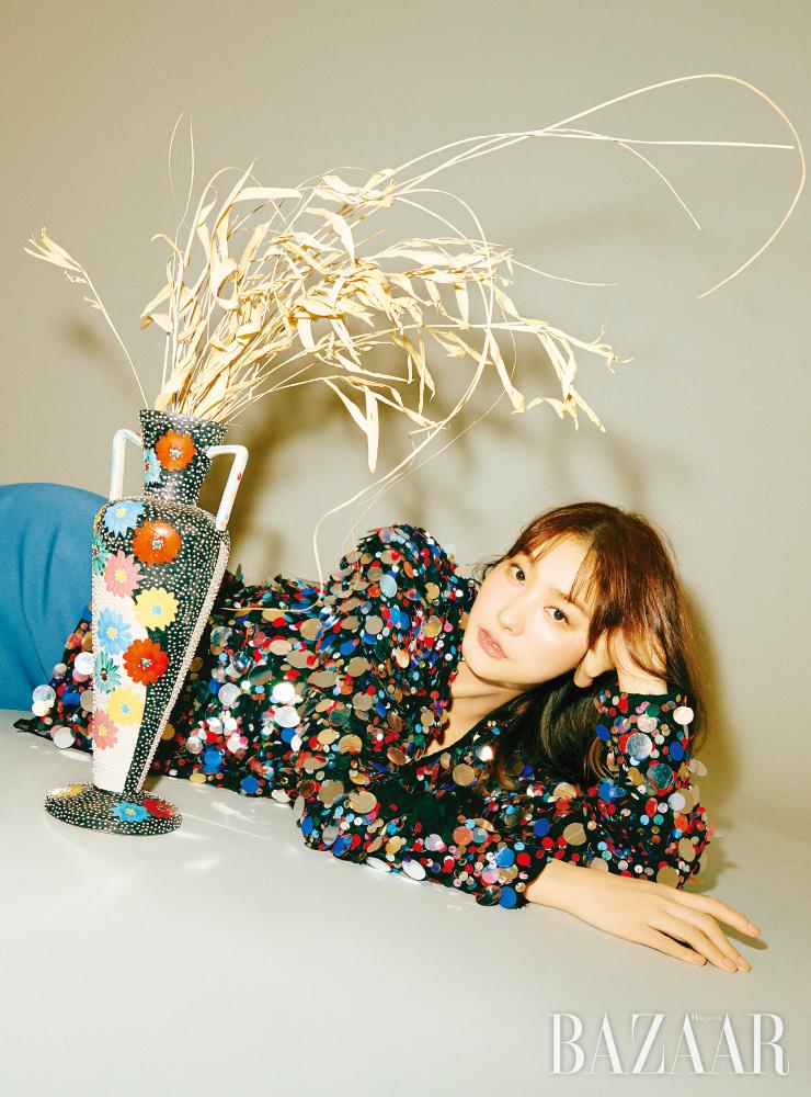 스팽글 톱은 MSGM by Yoox. 팬츠는 Cos.