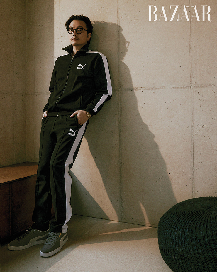 ‘T7’ 트랙수트는 17만8천원, ‘스웨이드 클래식’ 스니커즈는 9만9천원 PUMA. 안경, 시계는 배우 소장품.