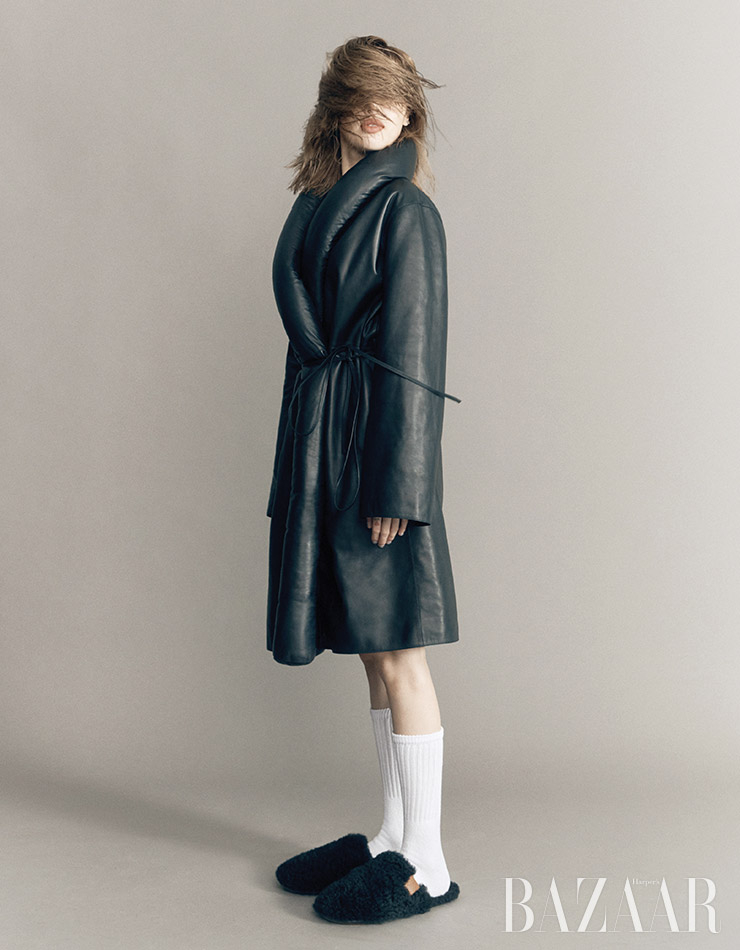 패디드 로브 코트, 슬리퍼는 Loewe. 니삭스는 스타일리스트 소장품.