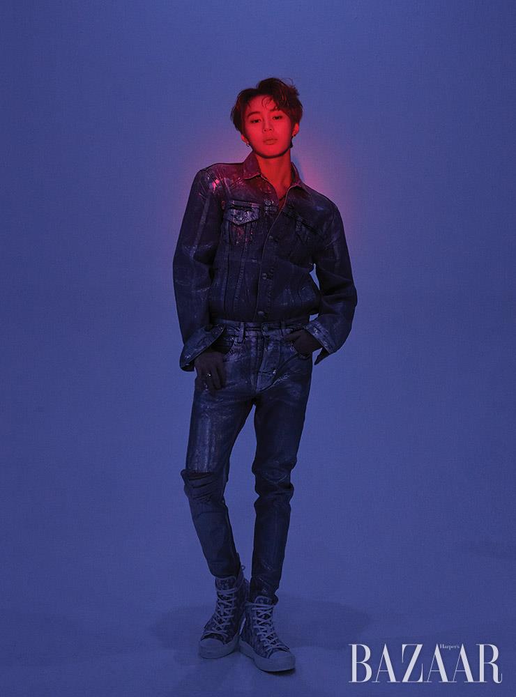 홀로그램 데님 재킷, 데님 팬츠는 Zara. 목걸이는 Rockingag. 로고 스니커즈는 Dior. 