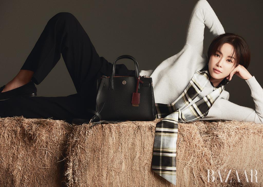 스카프 장식 풀오버, 팬츠, 톱 핸들 백, 로퍼는 모두 Tory Burch. 