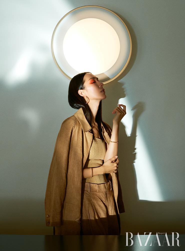 리넨 재킷, 슬리브리스 톱, 팬츠는 모두 Fendi. 로즈 골드 소재의 귀고리는 9백50만원대, 왼팔에 착용한 팔찌는 8백30만원대, 오른팔에 착용한 팔찌는 1천1백만원대 모두 ‘클래쉬 드 까르띠에’ 컬렉션 Cartier.