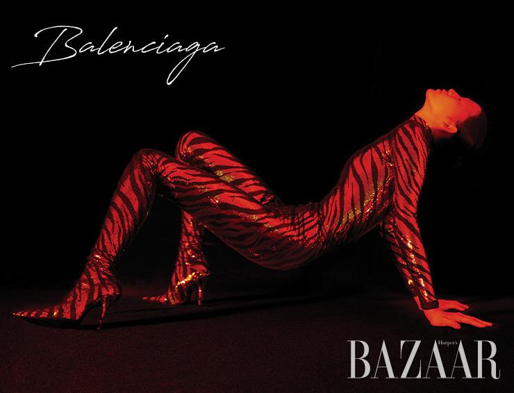 스팽글 톱, 펜타 슈즈는 모두 Balenciaga. 에디터/ 이진선 사진/ 김선혜 모델/ 정청솔 헤어/ 안미연 메이크업/ 공혜련 어시스턴트/ 임지아