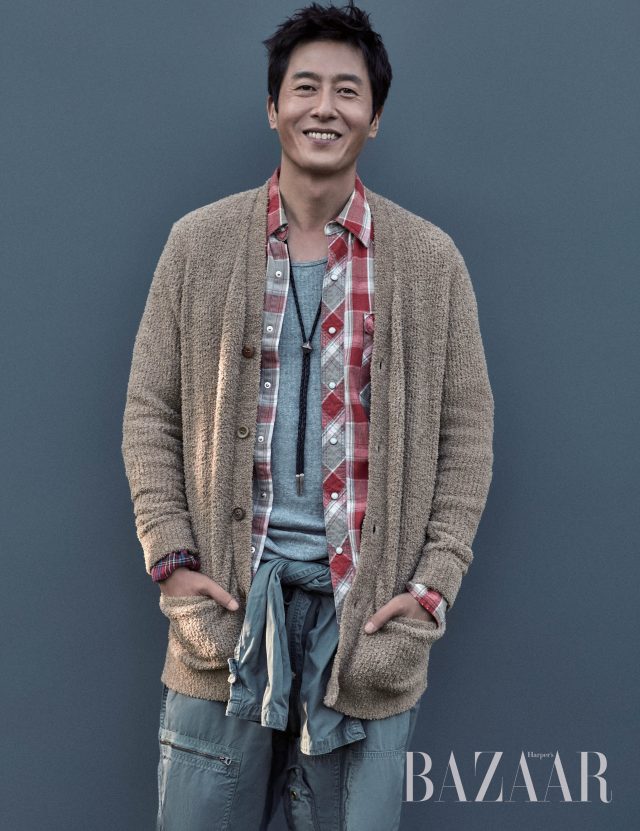 니트 카디건은 Undercover, 체크 셔츠는 Takahiromiyashita the Soloist, 빈티지 파일럿 점프수트, 목걸이는 개인 소장품으로 모두 Unused 제품 .