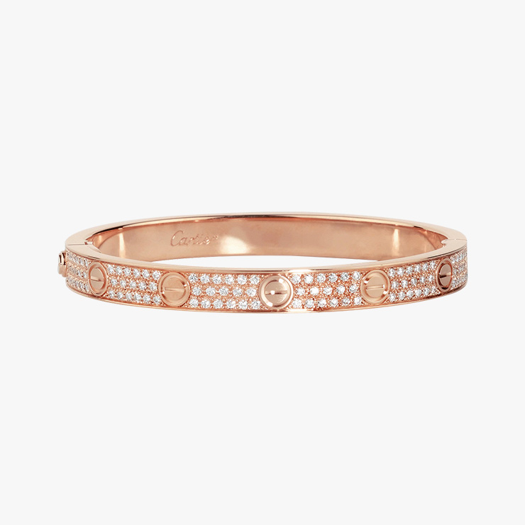 다이아몬드가 세팅된 ‘러브 브레이슬릿’은 Cartier.