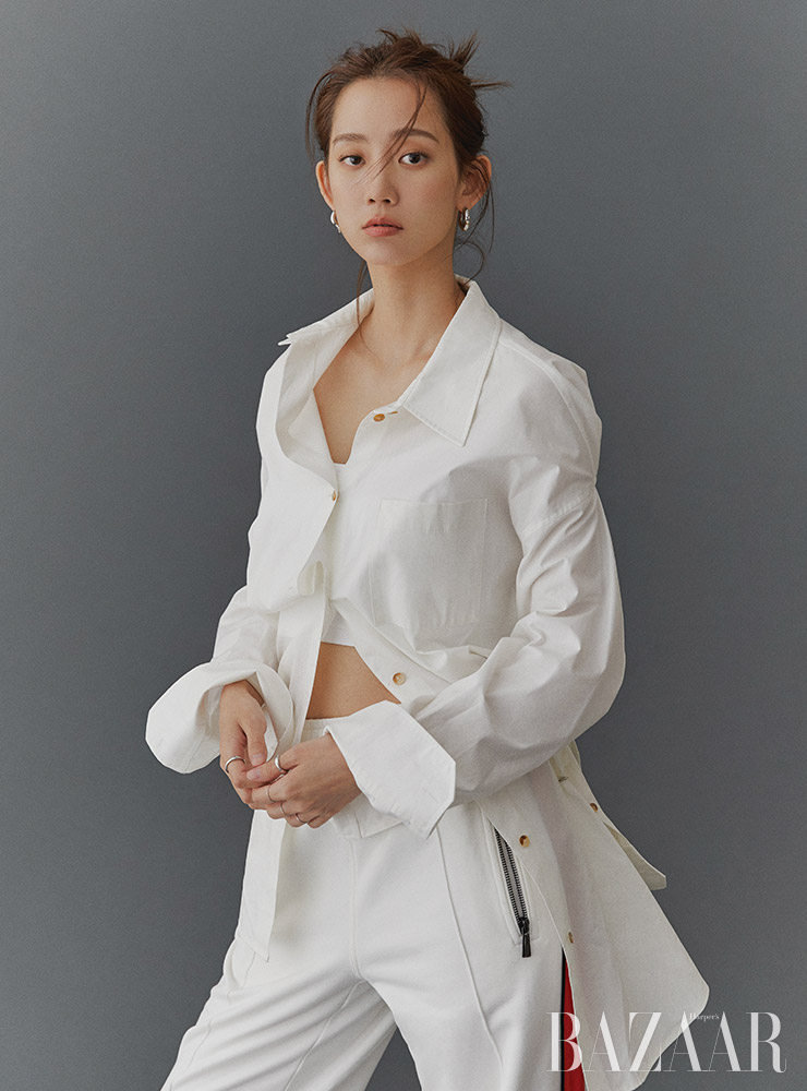 셔츠는 Rejina Pyo. 팬츠는 Ports V. 귀고리는 Viollina. 오른손 검지와 왼손 엄지에 착용한 반지는 Tatiana. 왼손 검지, 중지, 약지에 착용한 반지는 모두 Haesoo.L. 