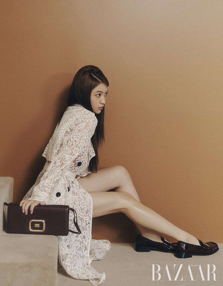 로퍼, ‘비브 쇼크’ 백은 Roger Vivier. 트렌치코트는 Self-Portrait.