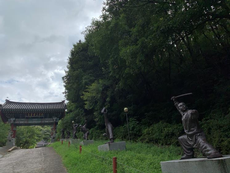 선무도 총본산인 골굴사 일주문으로 가는 길