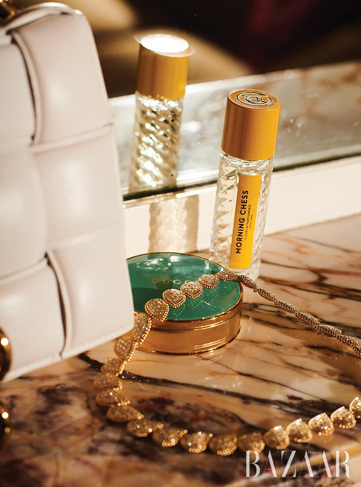가방은 Bottega Veneta. 목걸이는 Boucheron. 요즘 즐겨 쓰는 팩트는 Gucci. 향수는 Morning Chess.