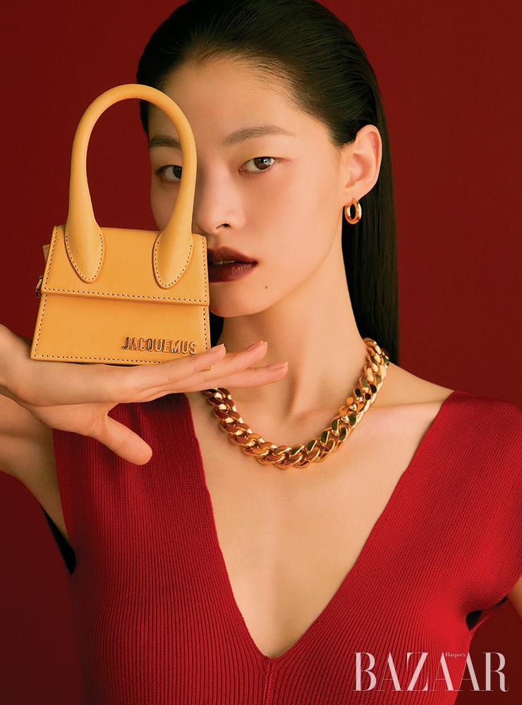 가방은 89만원 Jacquemus by Mue. 보디수트는 Salvatore Ferragamo. 귀고리, 목걸이는 Bottega Veneta.
