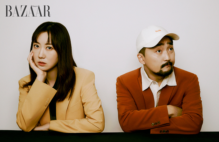 인지혜가 입은 수트는 Shuit. 티셔츠는 Cos. 유병재가 입은 수트는 Shuit. 이너 셔츠는 Le17septembre.