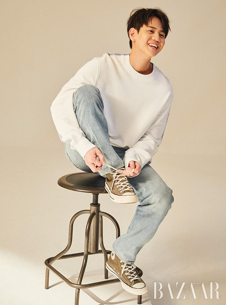 스웨트셔츠는 Golden Goose. 데님 팬츠는 Levi’s. 스니커즈는 Converse.