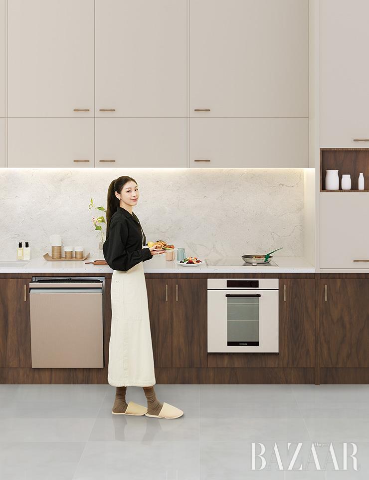 삼성 비스포크 오븐 Infinite Line, 비스포크 식기세척기 Infinite Line, 비스포크 인덕션 빌트인 Infinite Line은 모두 삼성전자. 셔츠는 Le17septembre. 스커트는 Lemaire.