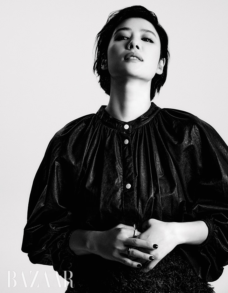 가죽 셔츠, 깃털 장식 스커트는 Oct 31. 벨트는 Alaia by 10 Corso Como. 원석 반지는 Stephen Webster.