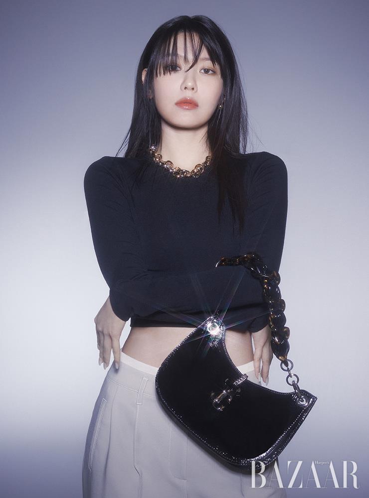 ‘바렌(Varenne)’ 호보 백은 1백89만원 Jimmy Choo. 크롭트 톱은 7만9천원, 팬츠는 17만8천원 Leuni. 볼 귀고리는 19만8천원, 이어커프는 가격 미정, 목걸이는 38만원 모두 Portrait Report.