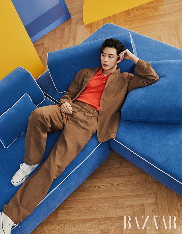 슈트는 Sandro Homme, 니트는 Verono, 스니커즈는 Vans.