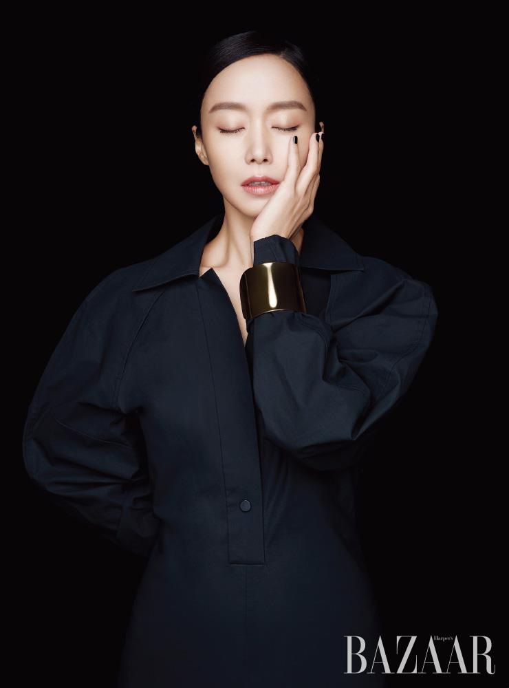 셔츠 원피스는 Bottega Veneta. 골드 뱅글은 스타일리스트 소장품.