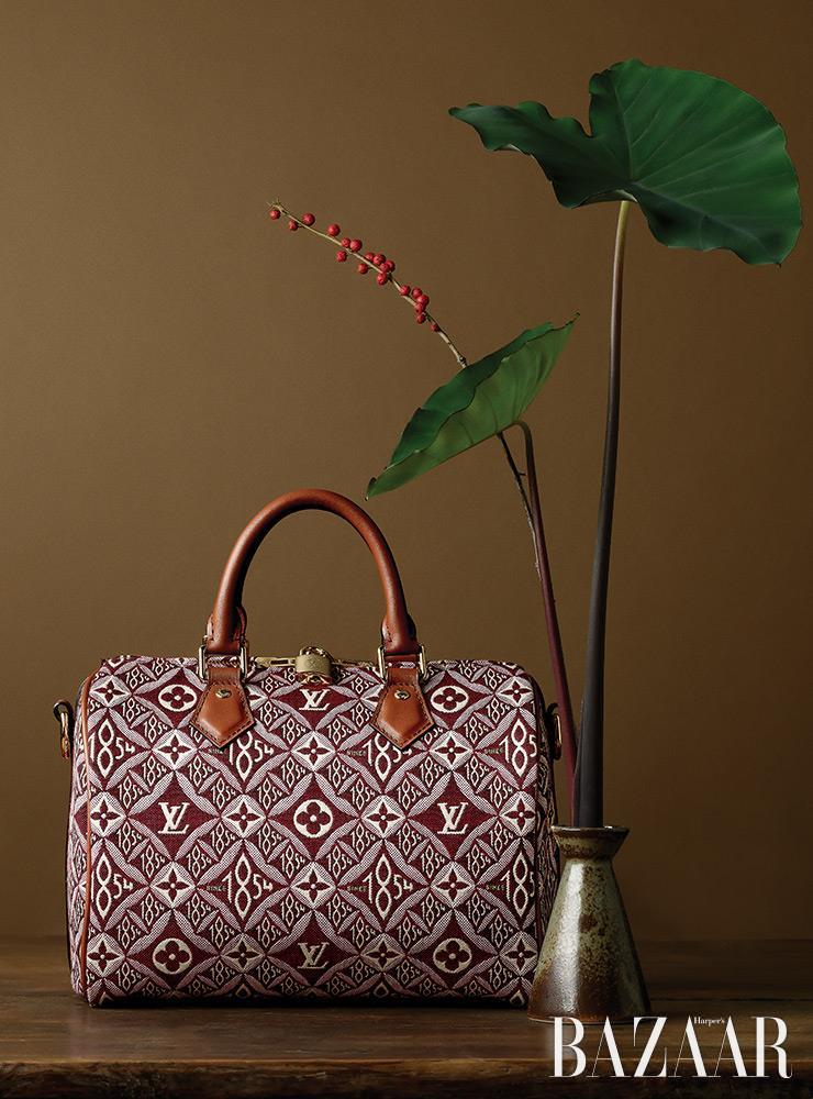 ‘Since 1854’ 자카드 패턴이 돋보이는 ‘스피디 반둘리에’ 토트백은 Louis Vuitton.