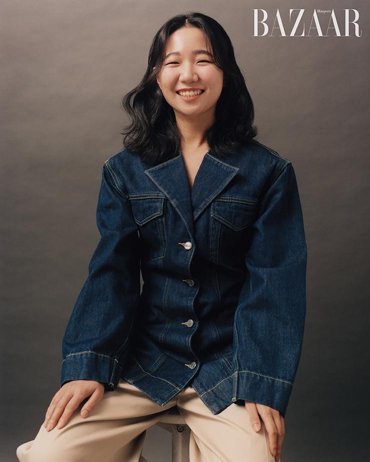 데님 재킷은 Ganni. 팬츠는 Cos.
