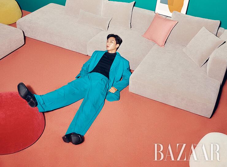 이너웨어는 Cos. 슈트는 Moon Sun. 슈즈는 Prada. 