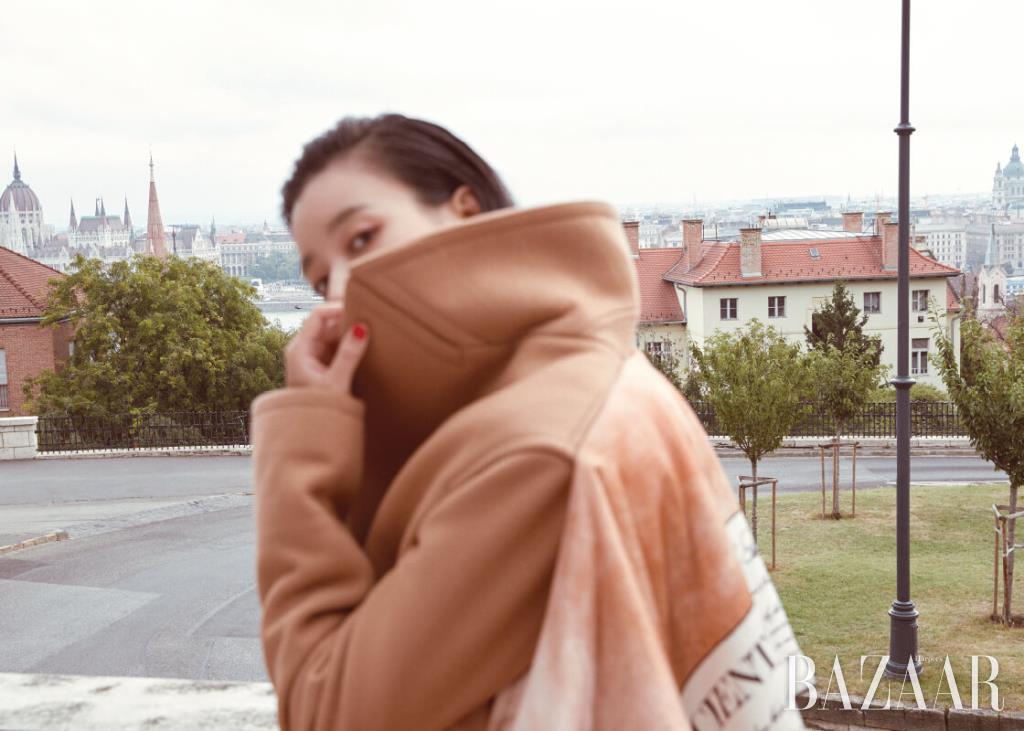 실크 패딩 블랭킷이 덧대어진 피코트는 Burberry.