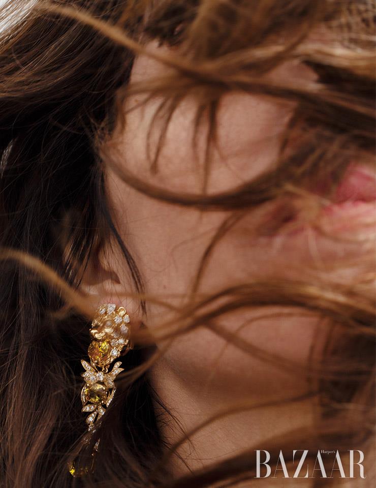 골드, 베릴, 다이아몬드 귀고리는 Gucci High Jewellery. 