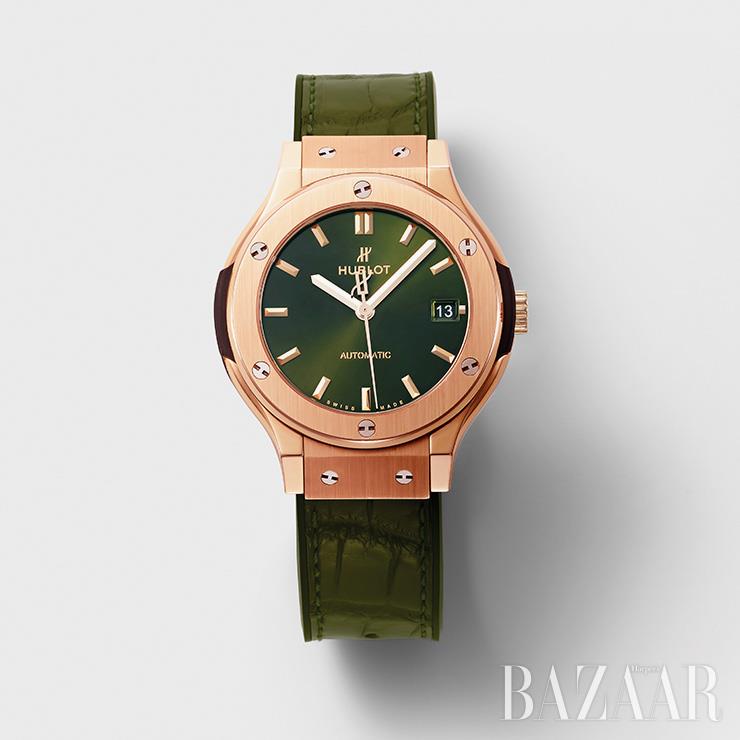 ‘클래식 퓨전’ 컬렉션의 킹 골드 그린 시계는 2천4백만원대 Hublot.