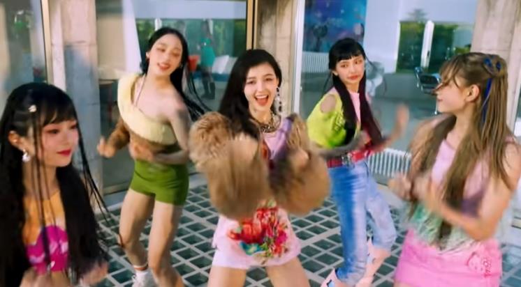 MV <HYPE BOY> 캡쳐
