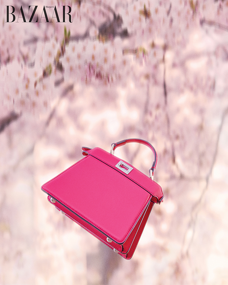 여의도 윤중로 벚꽃길. 핫핑크 컬러의 ‘피카부 아이씨유’ 쁘띠 백은 4백만원대 Fendi.