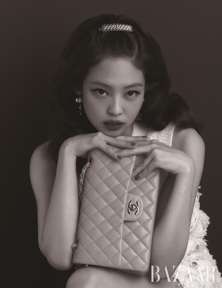 니트 베스트, 니트 스커트, 헤어핀, 귀고리, ‘11.12’ 백은 모두 Chanel.