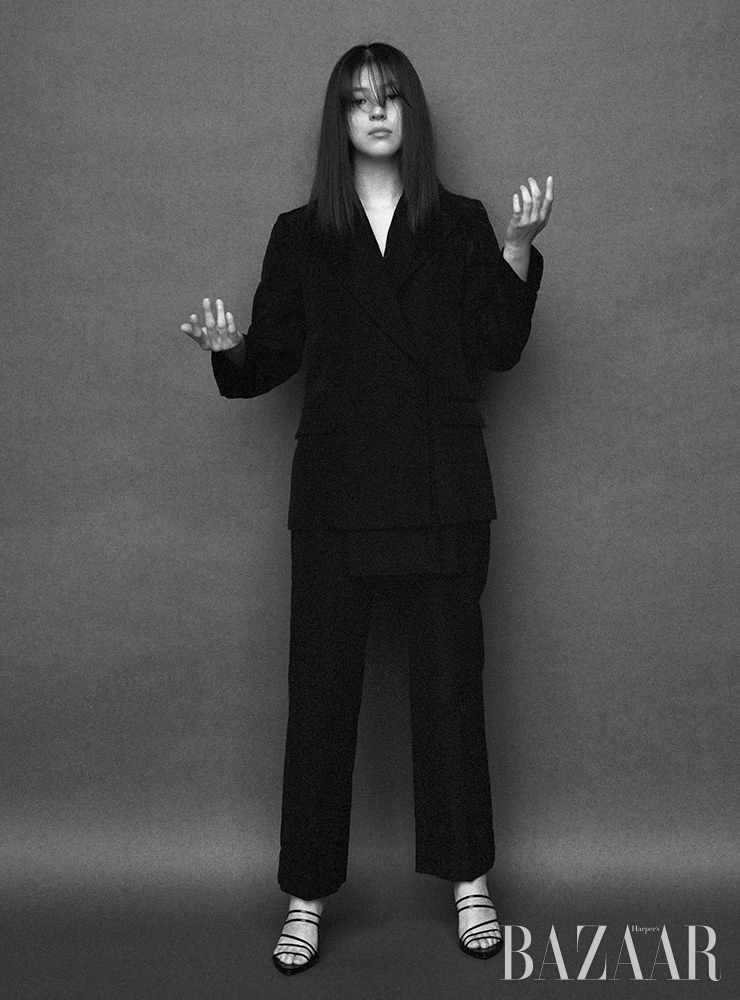 수트는 Gucci. 뮬은 Reike Nen. 