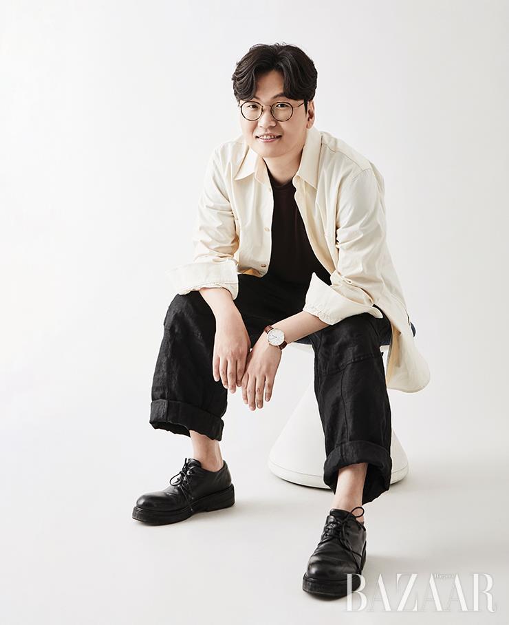 셔츠, 팬츠는 Lcbx. 이너 티셔츠는 Paul Harnden. 슈즈는 Marsell.