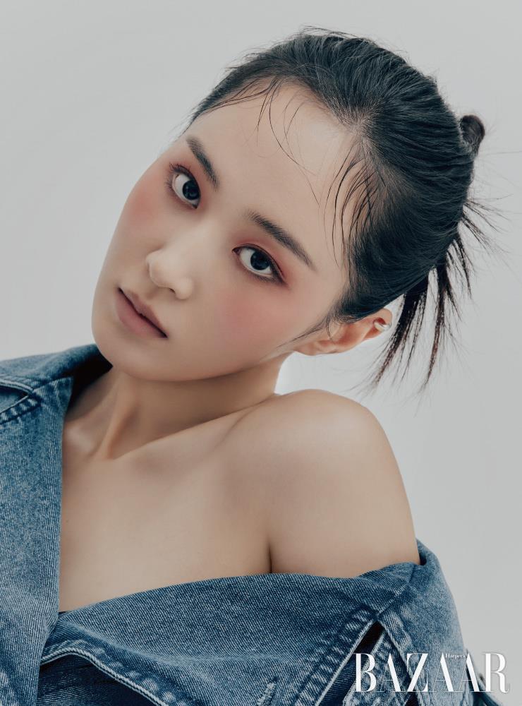 파우더 타입의 핑크 블러셔를 눈과 볼에 넓게 펴 발랐다. 여기에 브릭 컬러 마스카라를 더해 신비로운 매력을 배가했다. 데님 트렌치코트는 Instantfunk. 이어커프는 OozexAmondz.