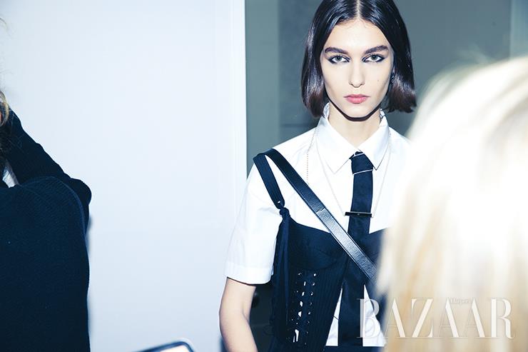 블랙 스모키 아이로 강렬한 포인트를 준 이번 쇼의 메이크업. 