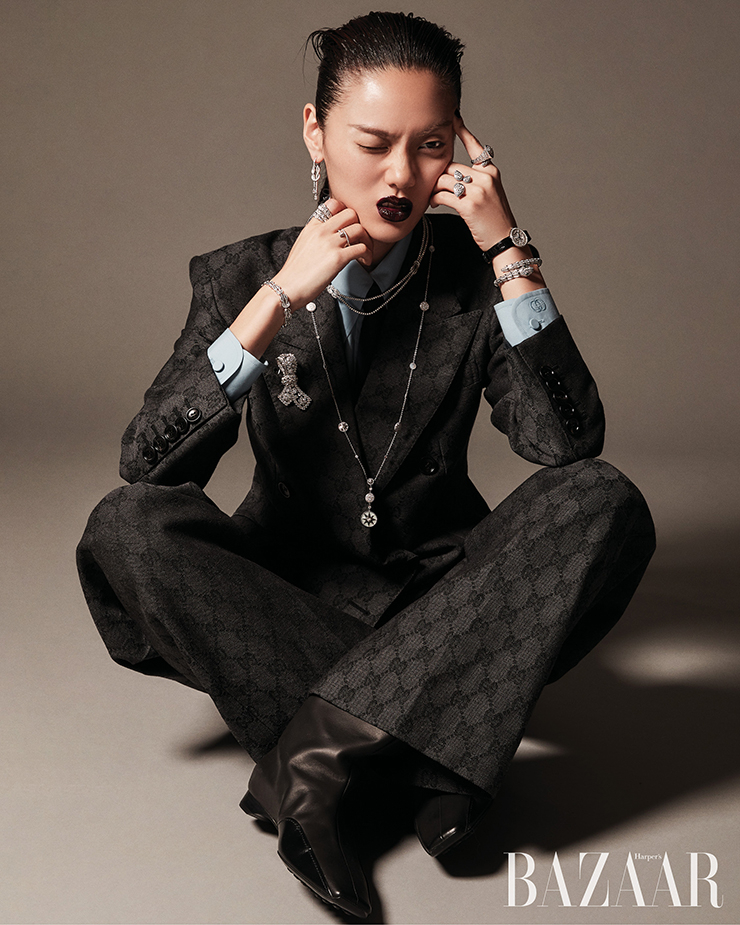 ‘샹스 인피니’ 귀고리, ‘샹스 인피니’ 목걸이는 가격 미정, 오른팔에 착용한 ‘샹스 인피니 크레이지 8’ 팔찌는 4천2백66만원 모두 Fred. 왼손 검지에 착용한 ‘쎄뻥 보헴’ 원헤드 반지는 3천만원대, 약지에 착용한 ‘쎄뻥 보헴’ 트리플 모티프 반지는 2천만원대 Boucheron. ‘아틀라스&trade;’ 시계는 Tiffany & Co.. 오른손 검지에 착용한 ‘세르펜티’ 반지는 4천6백90만원, 왼팔에 착용한 2개의 에메랄드가 세팅된 ‘세르펜티’ 팔찌는 9천8백80만원 Bvlgari. 오른손 약지에 착용한 ‘저스트 앵 끌루’ 반지는 7백만원대 Cartier. 길게 연출한 ‘로즈 드 방’ 목걸이는 Dior Joaillerie. 매듭 모티프의 ‘스노우플레이크’ 클립은 Van Cleef & Arpels. 재킷은 가격 미정, 이너 셔츠는 84만원대, 팬츠는 1백78만원대 모두 Gucci. 타이는 Louis Vuitton. 부츠는 Herme` s.