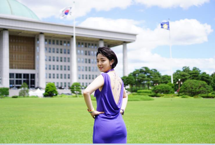 서울 여의도 국회 본청 앞 잔디밭에서 진행된 류호정의 타투 퍼포먼스