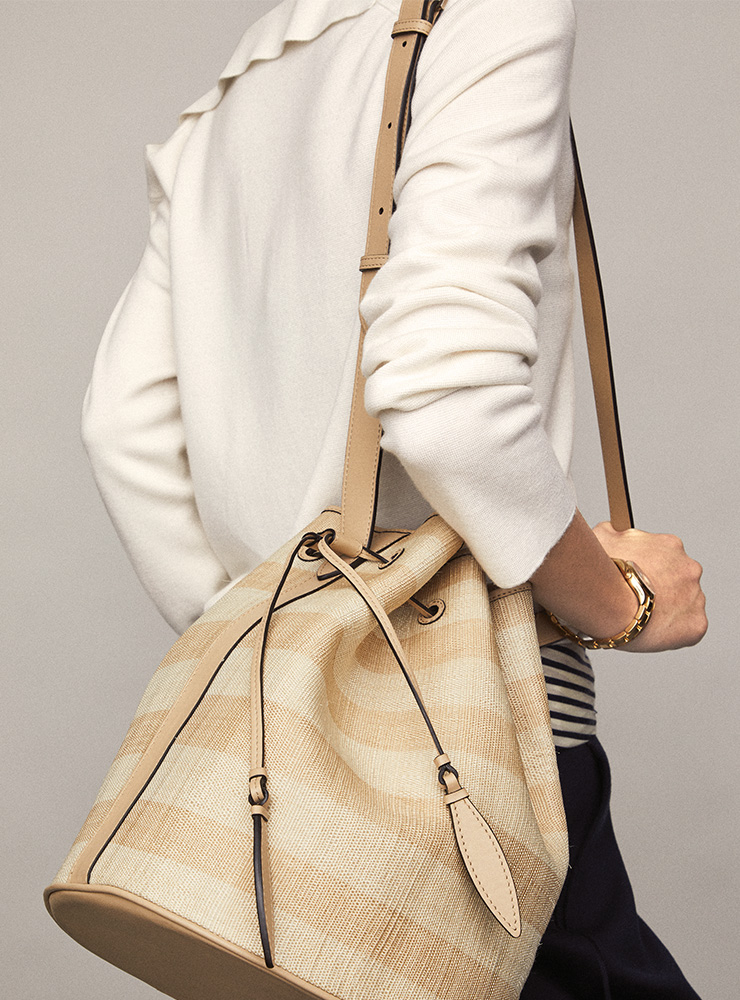 티셔츠는 Anne Klein. 쇼츠는 Levi’s. 벨트로 연출한 스트라이프 스카프는 Gucci. 버킷 백은 The Row.