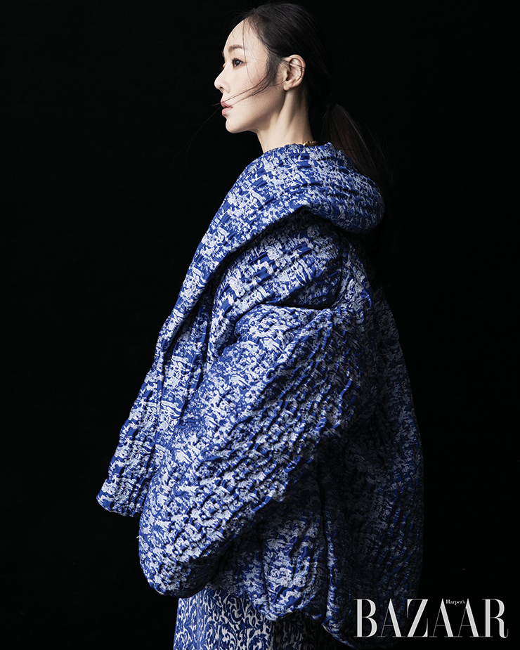 오리엔탈 패턴의 패딩 점퍼, 드레스, 목걸이는 모두 Dries Van Noten.