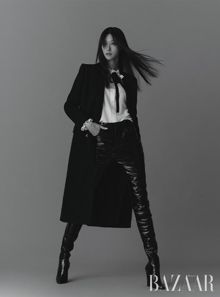 코트, 블라우스, 레더 팬츠 슈즈는 모두 Saint Laurent by Anthony Vaccarello.