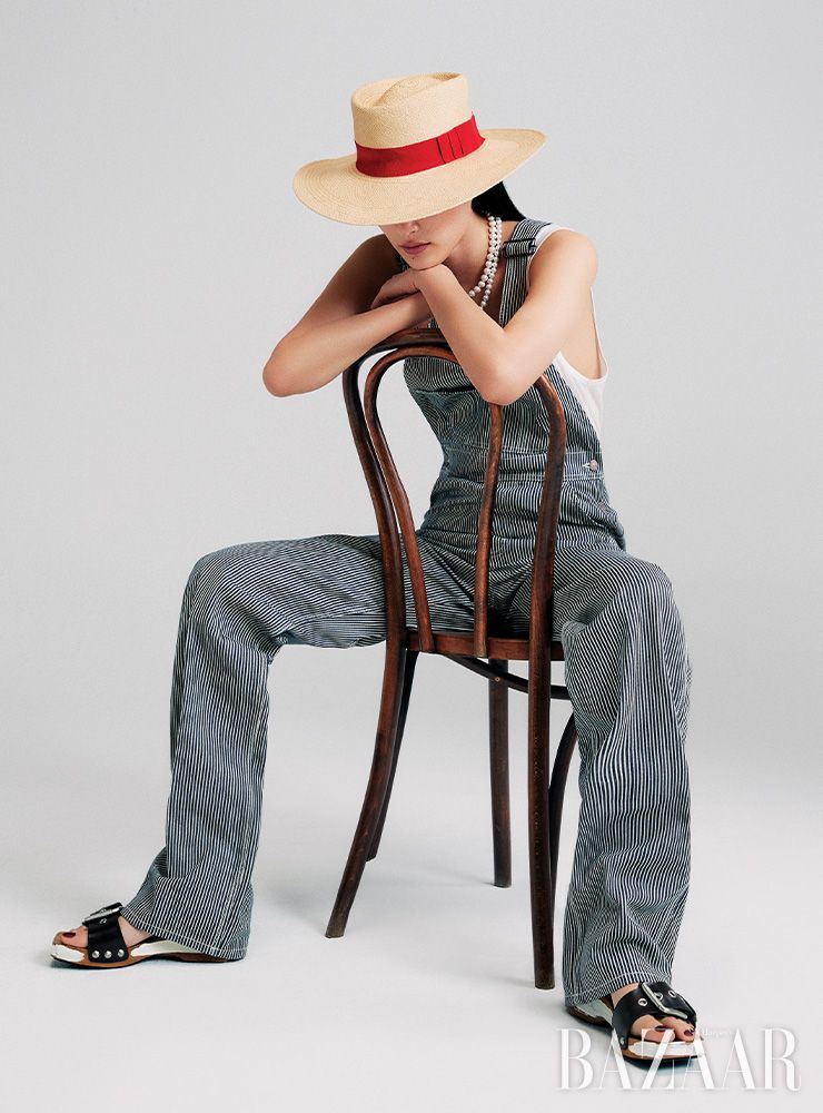 오버올, 슬리브리스 톱, 모자는 모두 Celine by Hedi Slimane. 진주 목걸이는 11만9천원 Fruta. 슬라이드는 Marni.