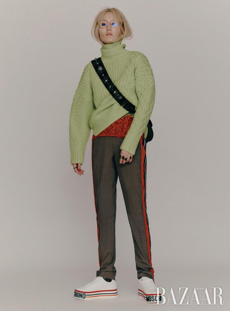  스웨터는 59만원대 Andersson Bell by Net-A-Porter. 이너로 입은 레이스 슬립은 Versace. 팬츠는 1백19만원 Burberry. 선글라스, 양손에 착용한 반지들은 모두 Louis Vuitton. 가방은 Dior. 스니커즈는 50만원 Moschino.