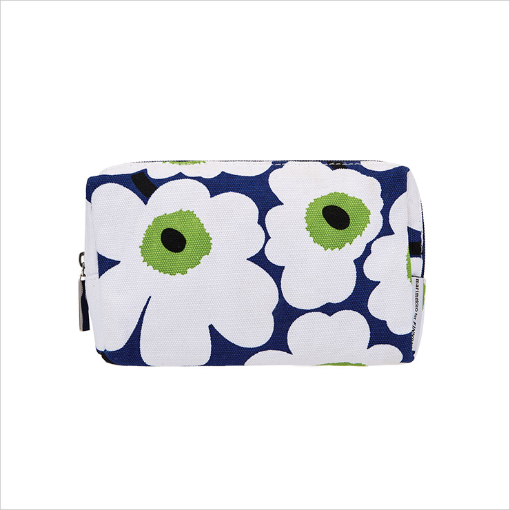 파우치는 Marimekko.