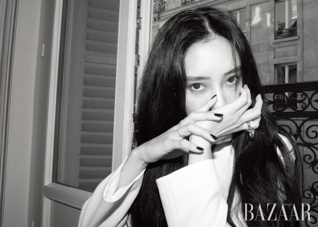 재킷은 1백10만9천원 Mulberry. 반지는 모두 The Parkji.