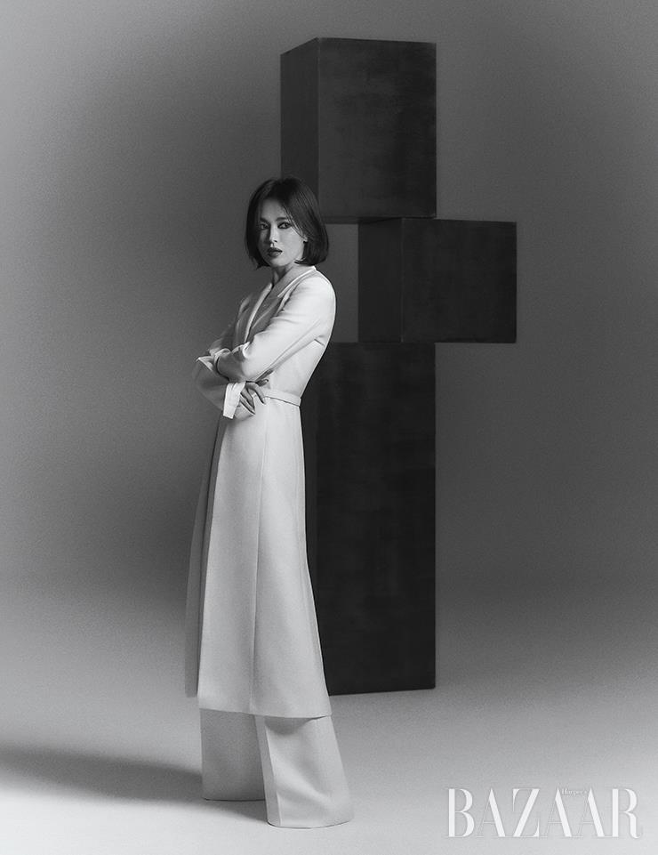 벨트가 포함된 코트는 6백만원대, 팬츠는 1백만원대 Fendi.
