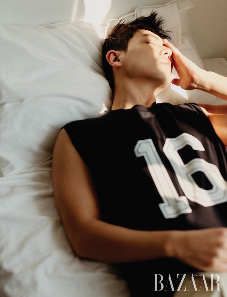 슬리브리스 톱은 Celine Homme by Hedi Slimane. 와이드 팬츠는 Bottega Veneta. 