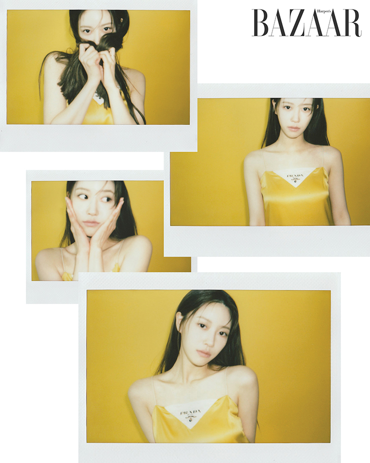 슬립 드레스는 Prada.