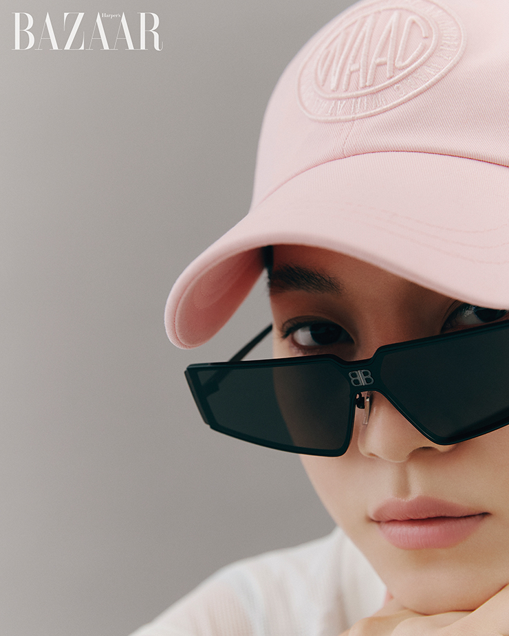 로고 자수 볼 캡은 8만원 Waac. 중앙에 BB 로고가 장식된 선글라스는 Balenciaga.