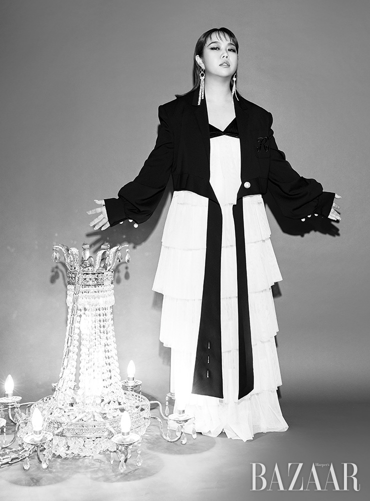 재킷, 티어드 드레스는 모두 Romanchic. 귀고리는 Magda Butrym.